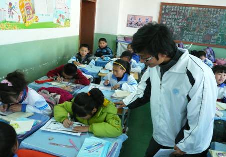 中午12时,创电1001支部的同学们准时来到刘家桥小学.